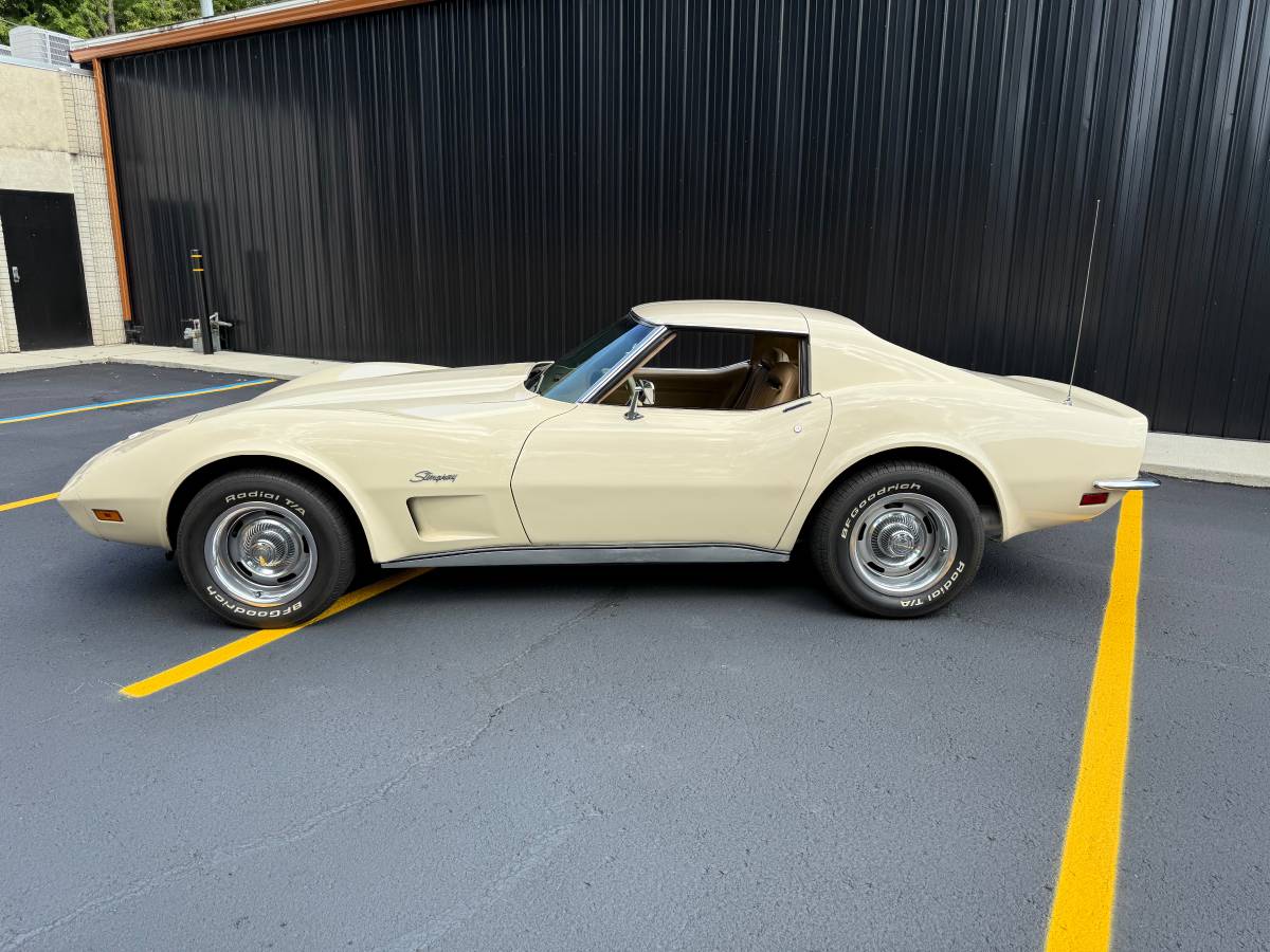 Chevrolet-corvette-1973-white-1