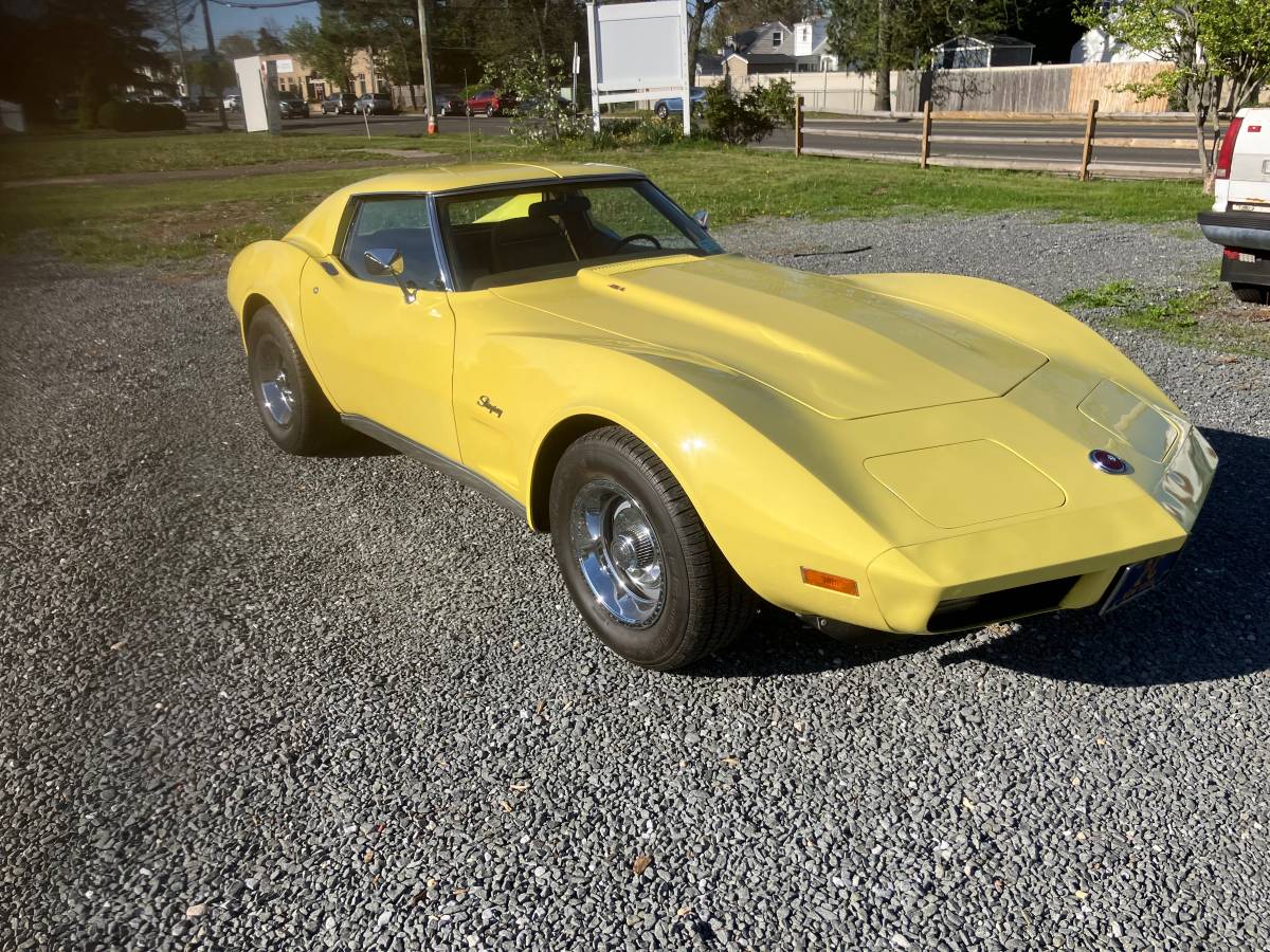 Chevrolet-corvette-1974-yellow-1