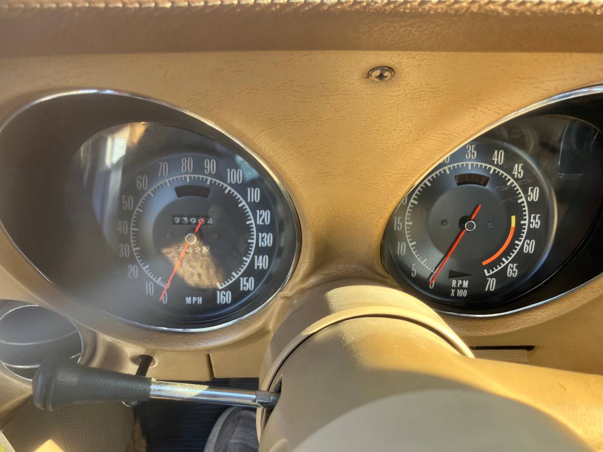 Chevrolet-corvette-1974-yellow-10