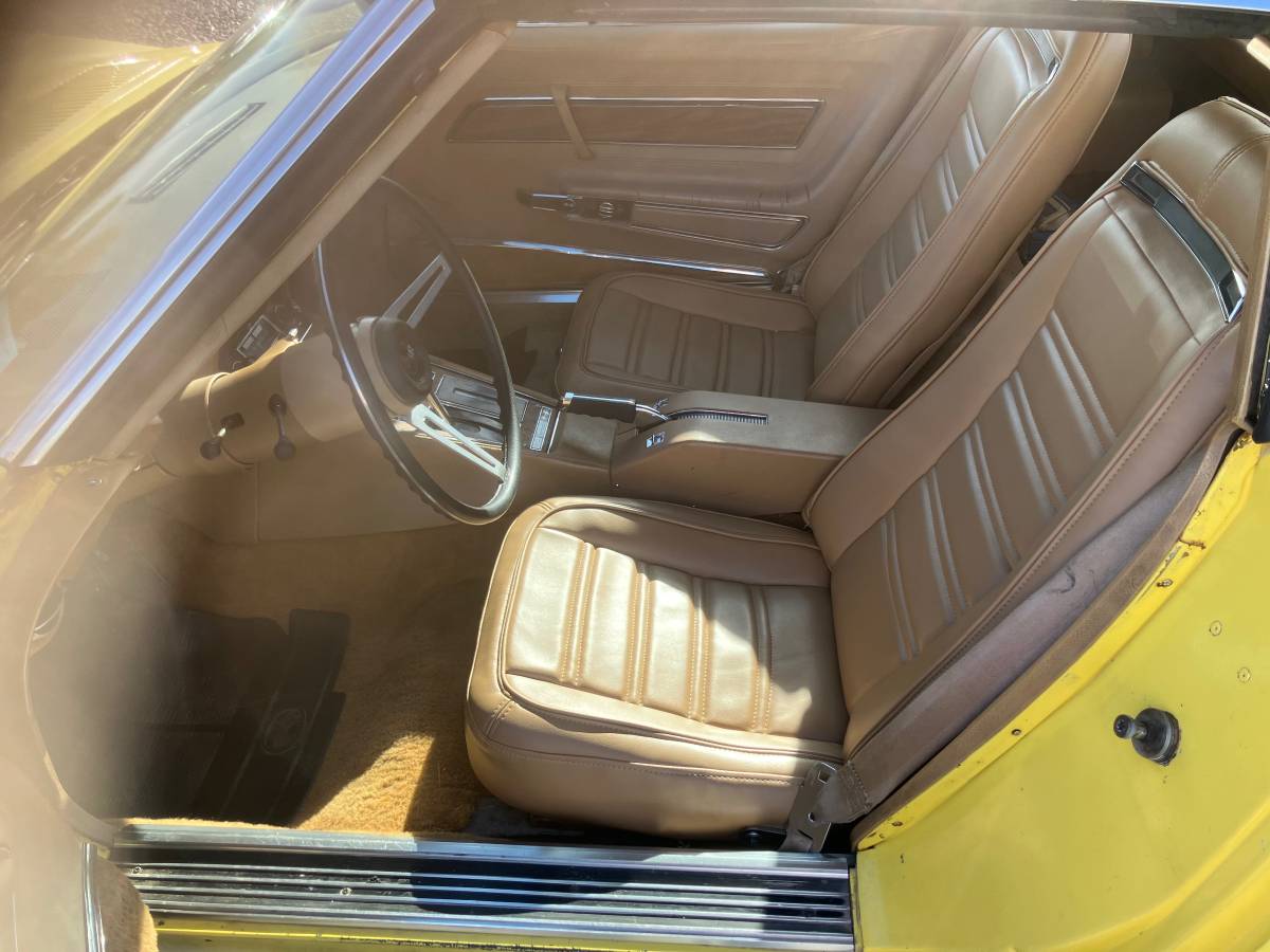 Chevrolet-corvette-1974-yellow-14