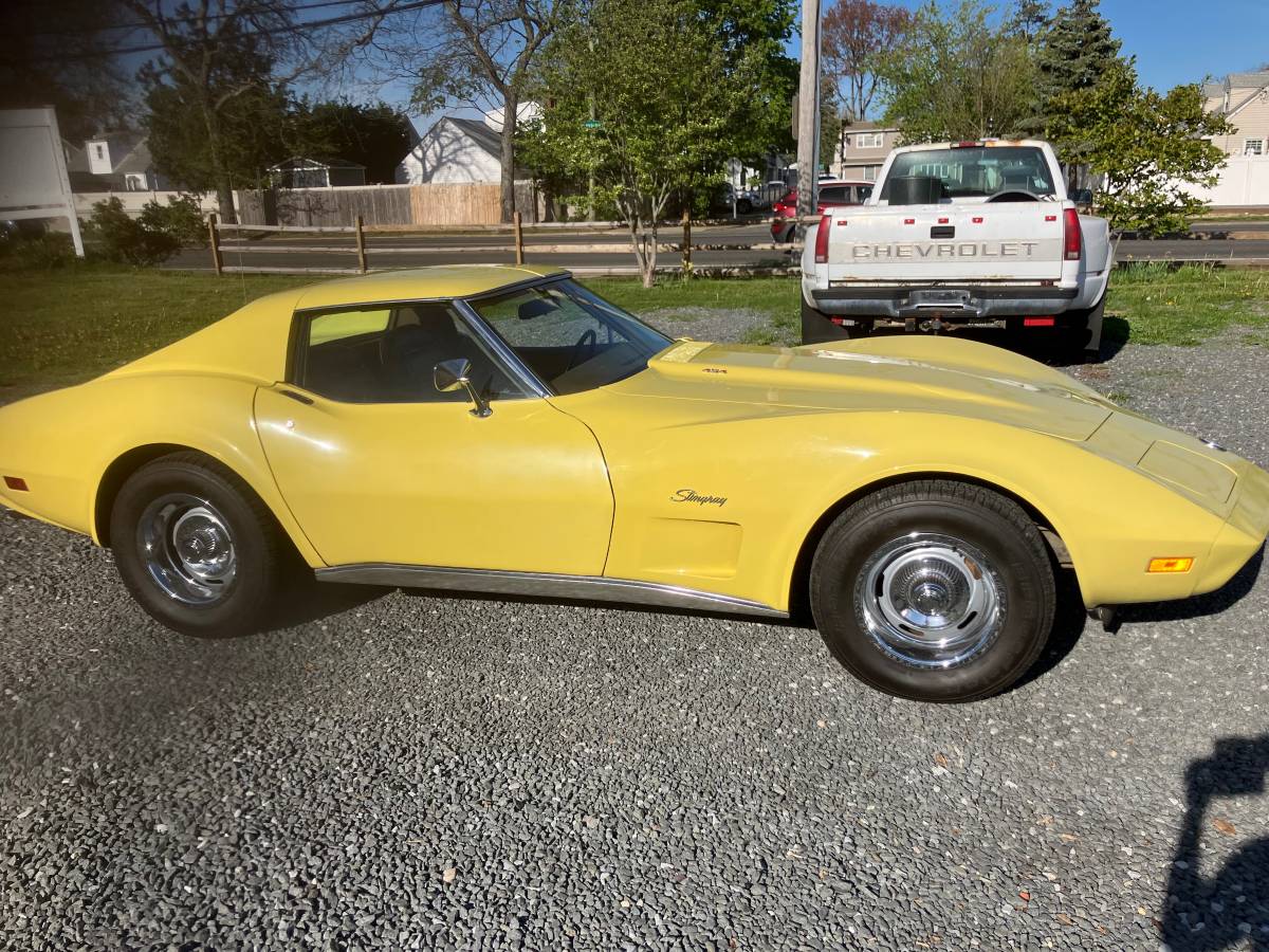 Chevrolet-corvette-1974-yellow-29