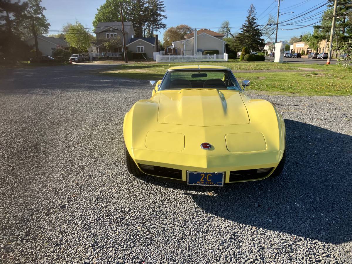 Chevrolet-corvette-1974-yellow-40