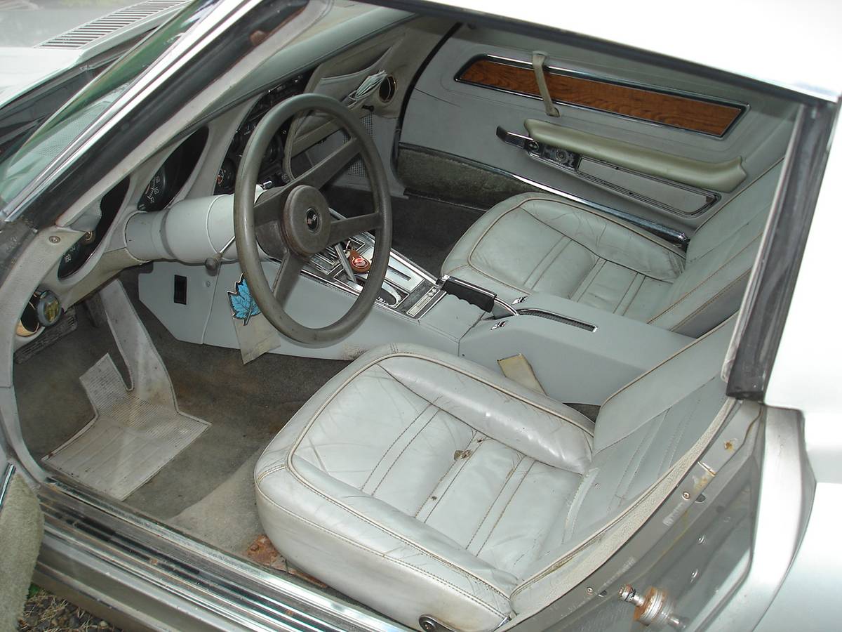 Chevrolet-corvette-1976-7