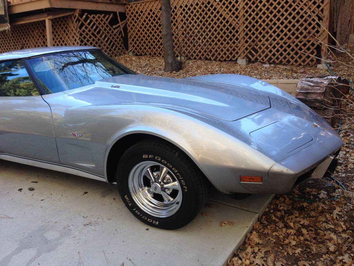 Chevrolet-corvette-1977-silver-10