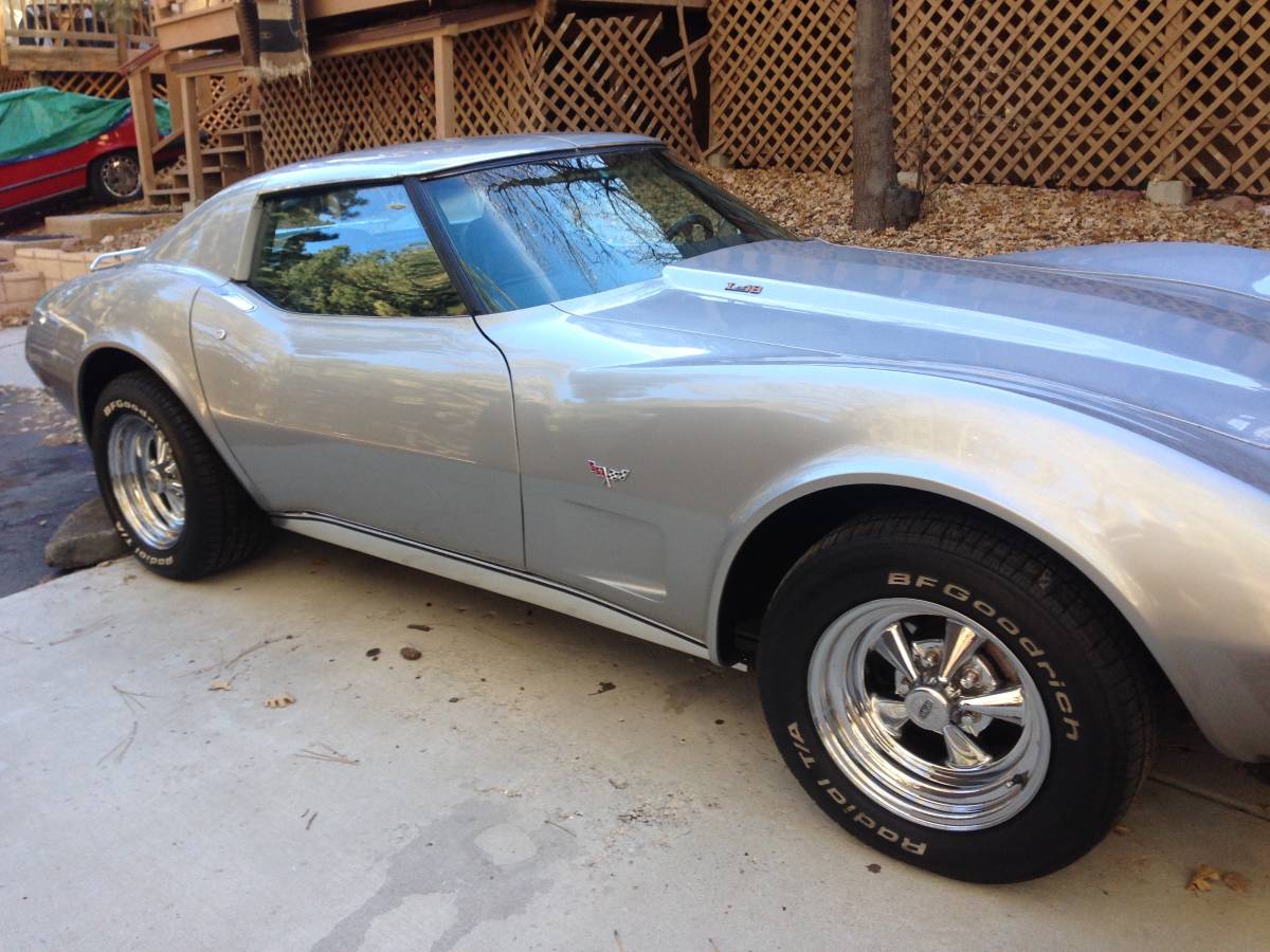 Chevrolet-corvette-1977-silver-8