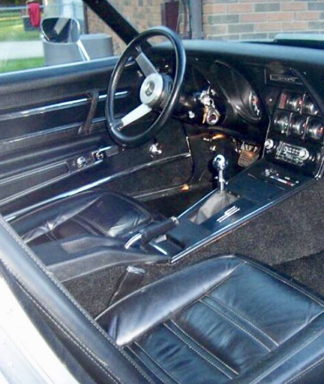 Chevrolet-corvette-1977-silver