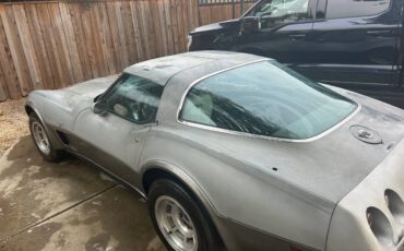 Chevrolet-corvette-1978-grey-1