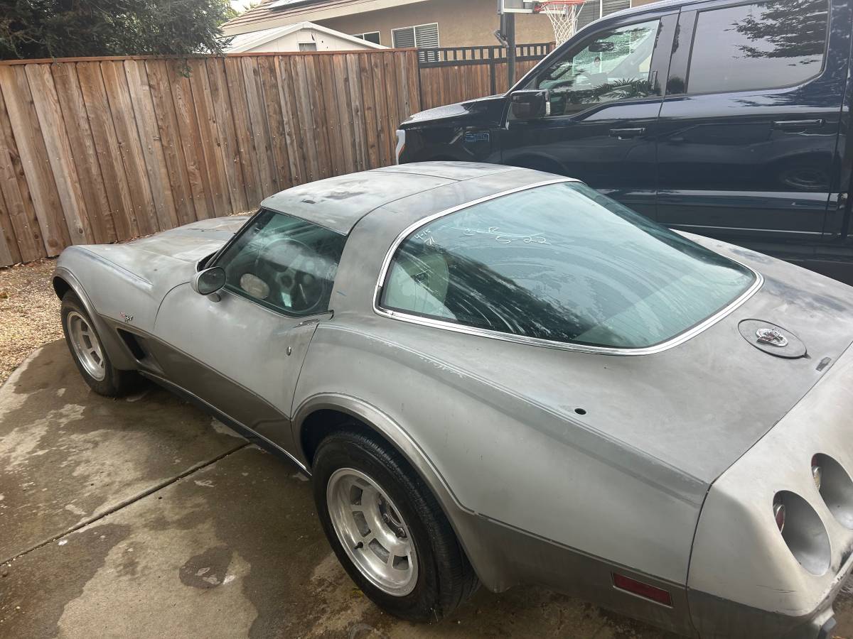 Chevrolet-corvette-1978-grey-1