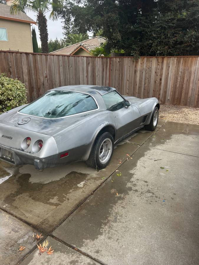Chevrolet-corvette-1978-grey-3