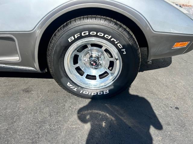 Chevrolet-corvette-1978-silver-15
