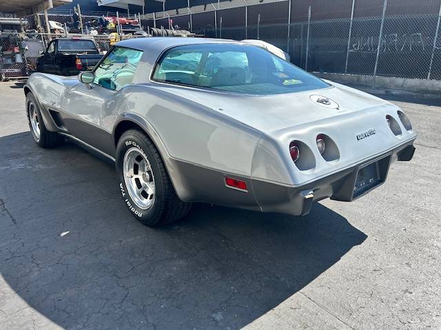 Chevrolet-corvette-1978-silver-2