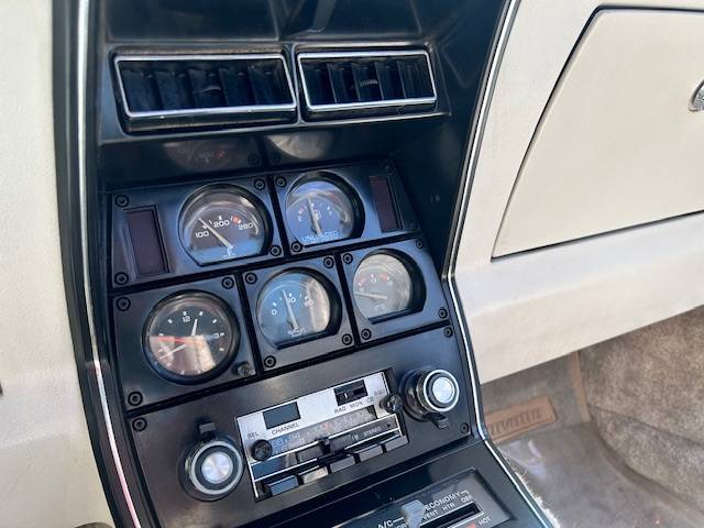 Chevrolet-corvette-1978-silver-8