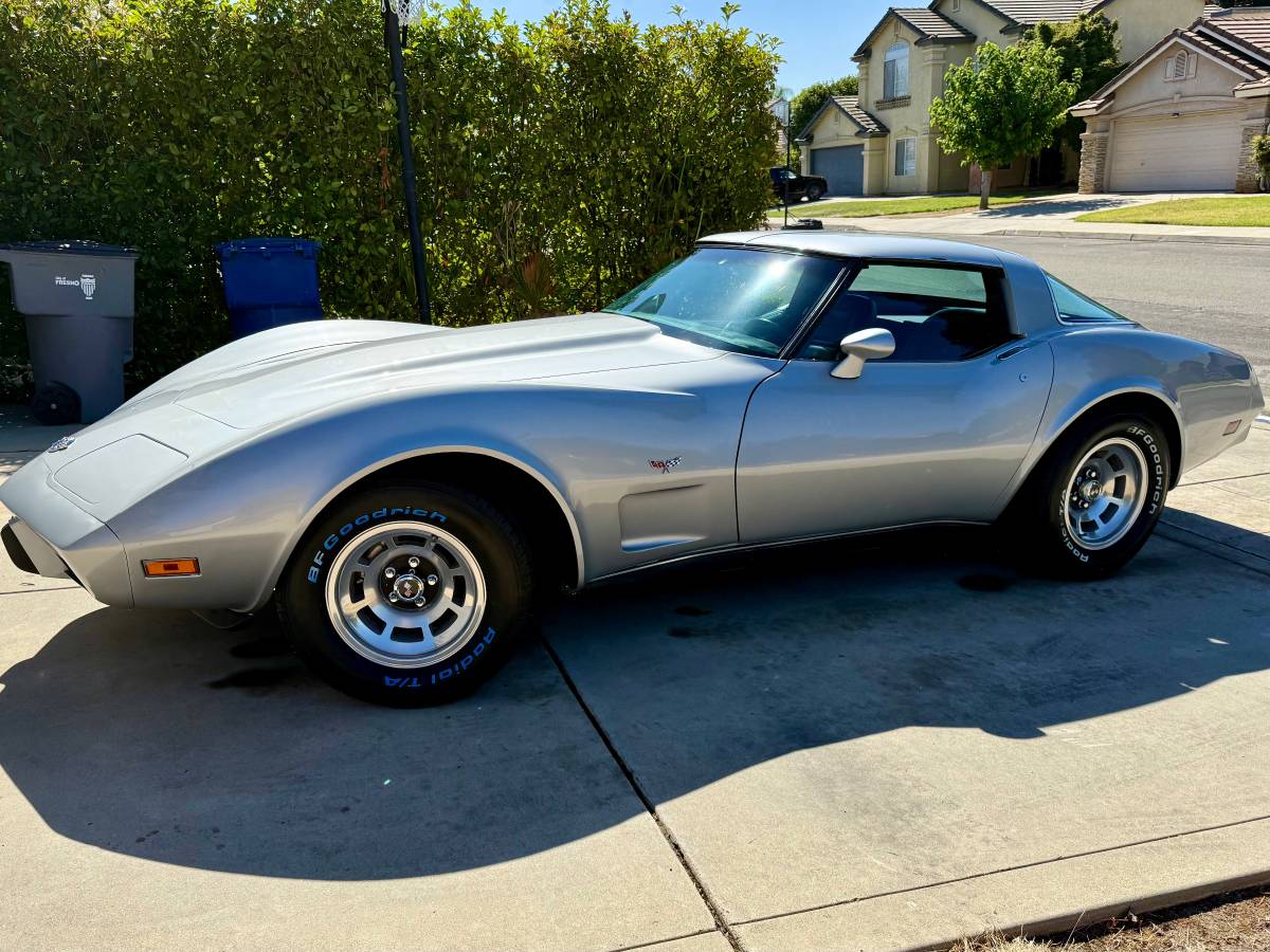Chevrolet-corvette-1978-silver