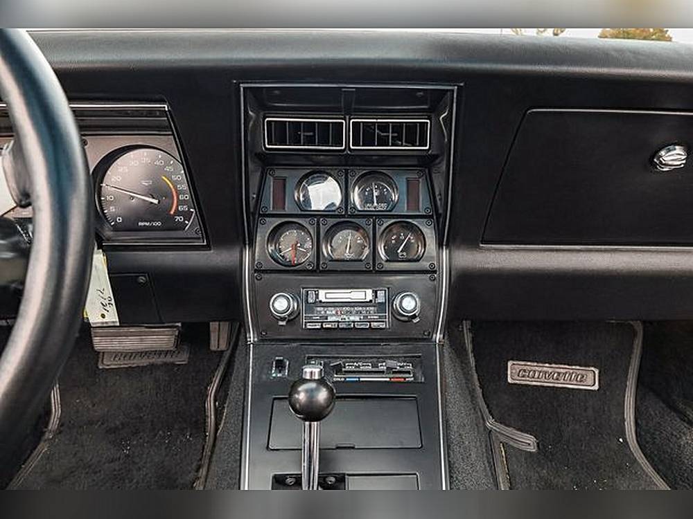 Chevrolet-corvette-1979-black-18