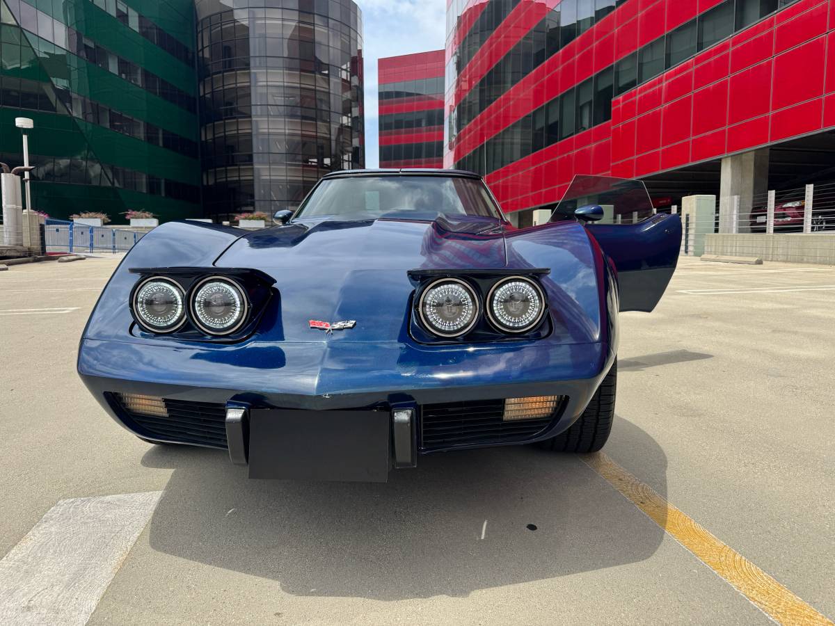 Chevrolet-corvette-1979-blue-10