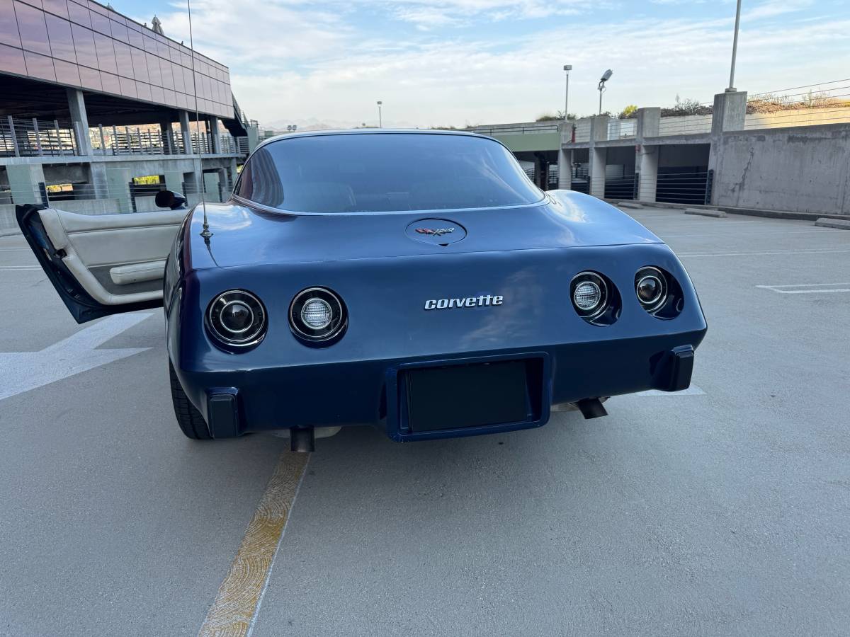 Chevrolet-corvette-1979-blue-18