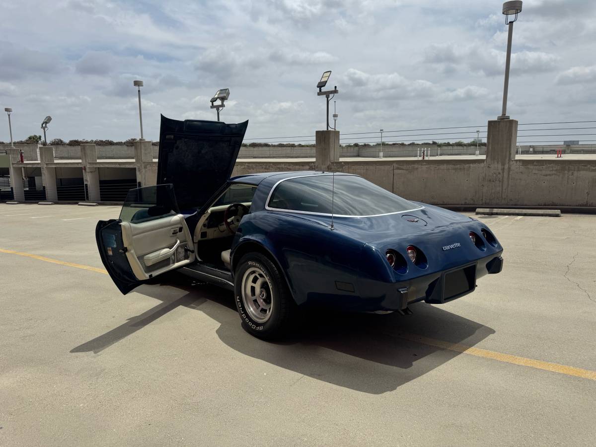 Chevrolet-corvette-1979-blue-2