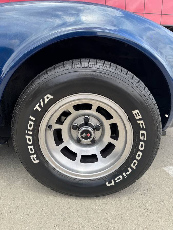Chevrolet-corvette-1979-blue-23