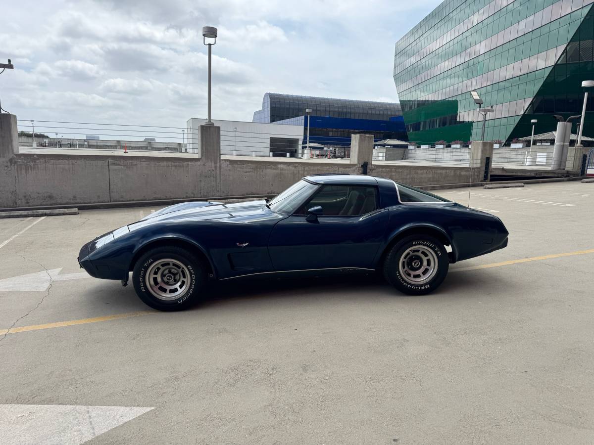 Chevrolet-corvette-1979-blue-5