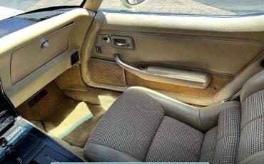 Chevrolet-corvette-1980-235