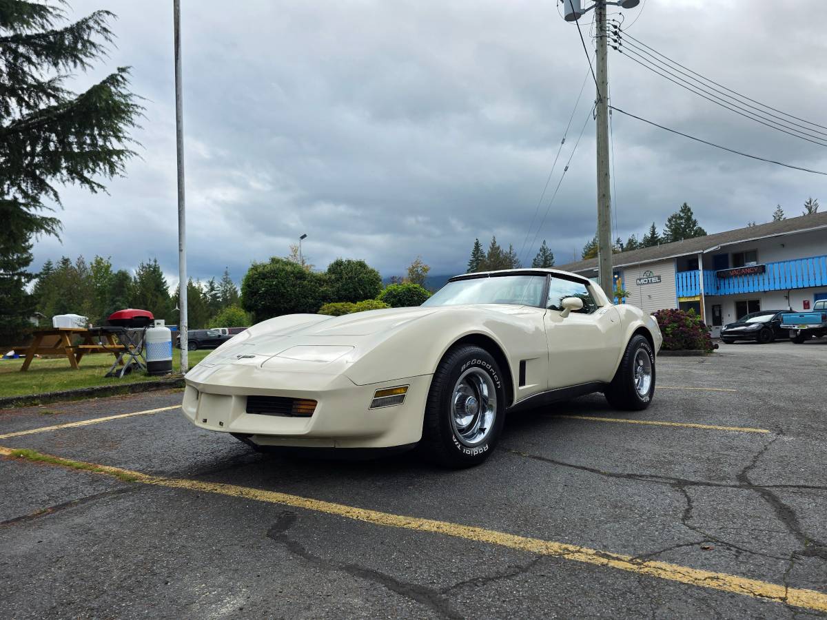Chevrolet-corvette-1980-white-1