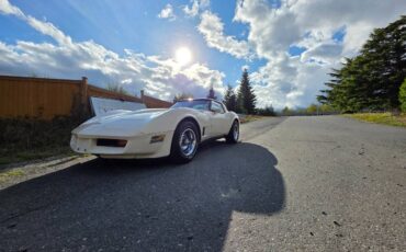 Chevrolet-corvette-1980-white-4