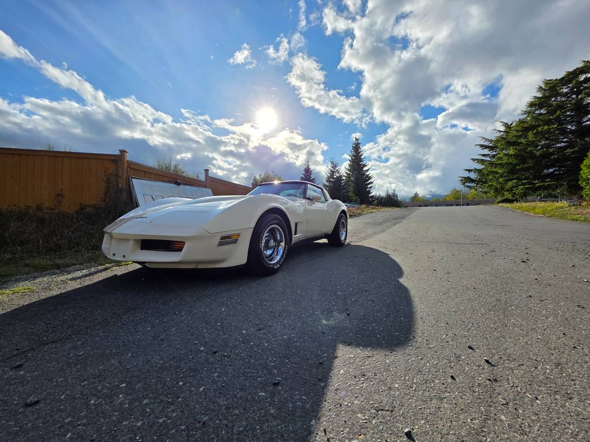 Chevrolet-corvette-1980-white-4
