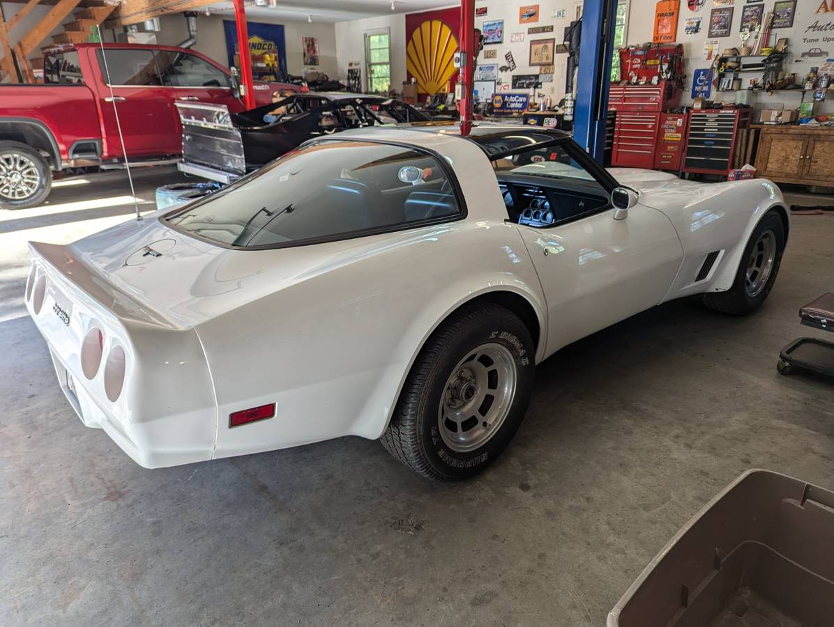 Chevrolet-corvette-1981-1