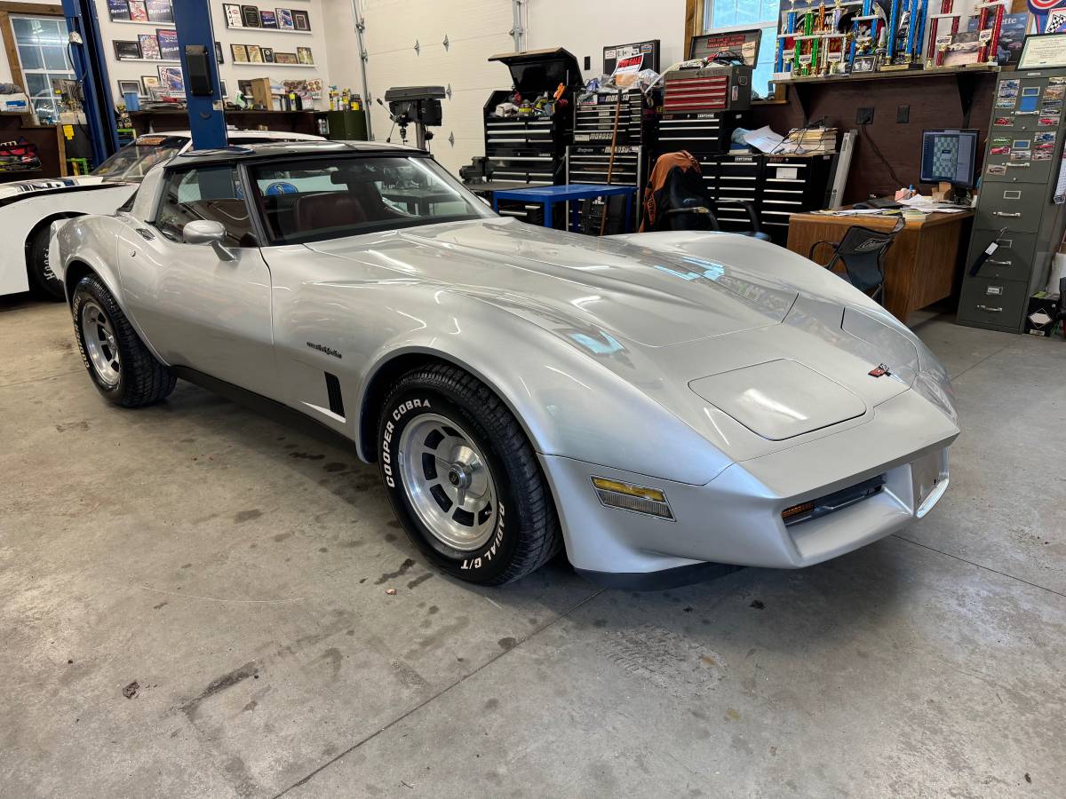 Chevrolet-corvette-1982-silver-1