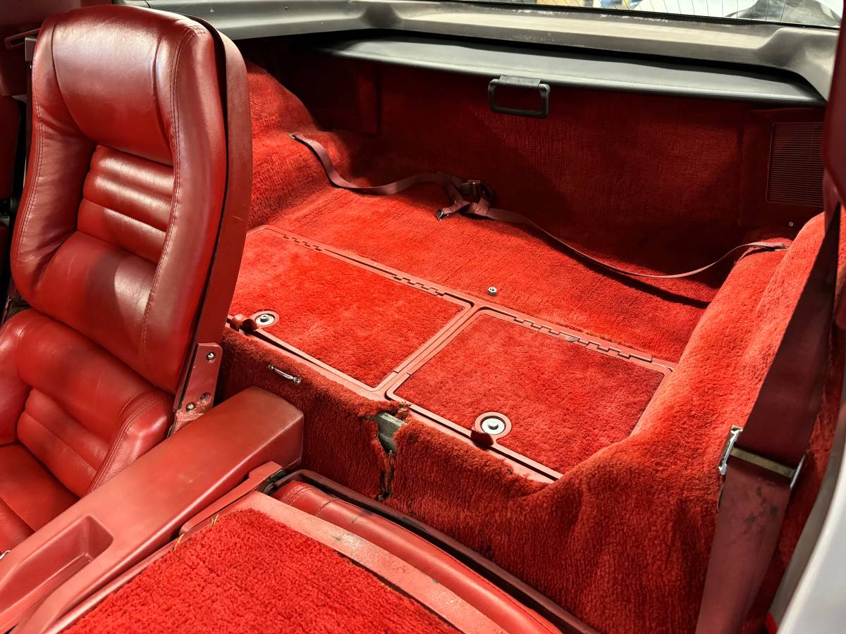 Chevrolet-corvette-1982-silver-10