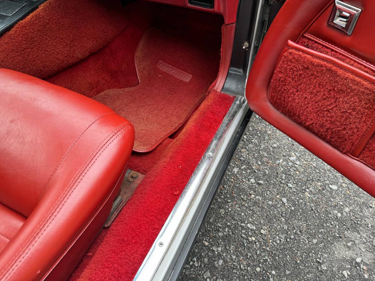 Chevrolet-corvette-1982-silver-13