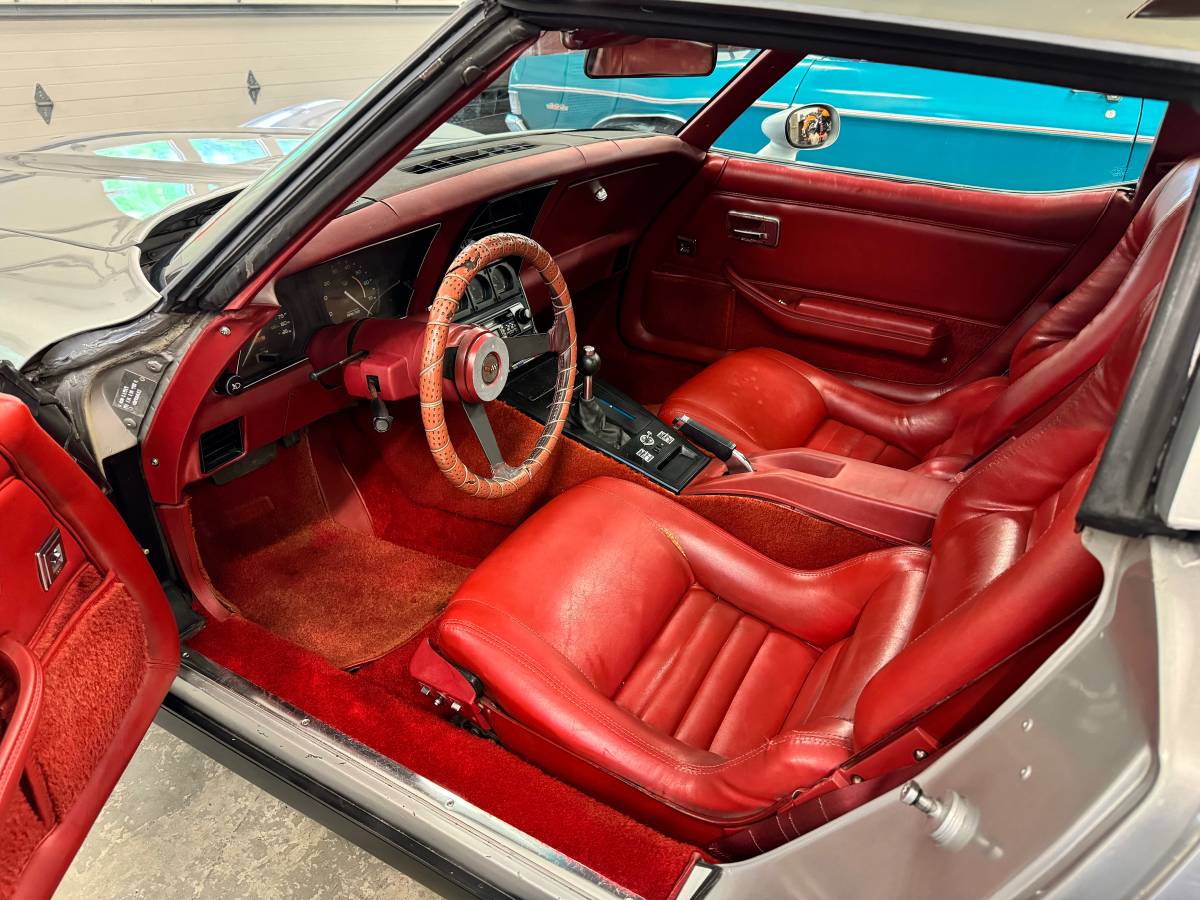 Chevrolet-corvette-1982-silver-16