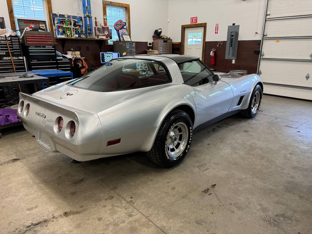 Chevrolet-corvette-1982-silver-3