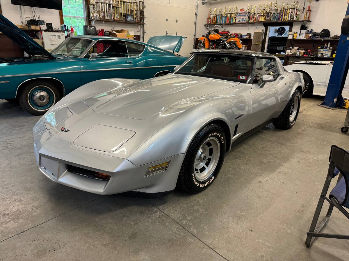 Chevrolet-corvette-1982-silver-4