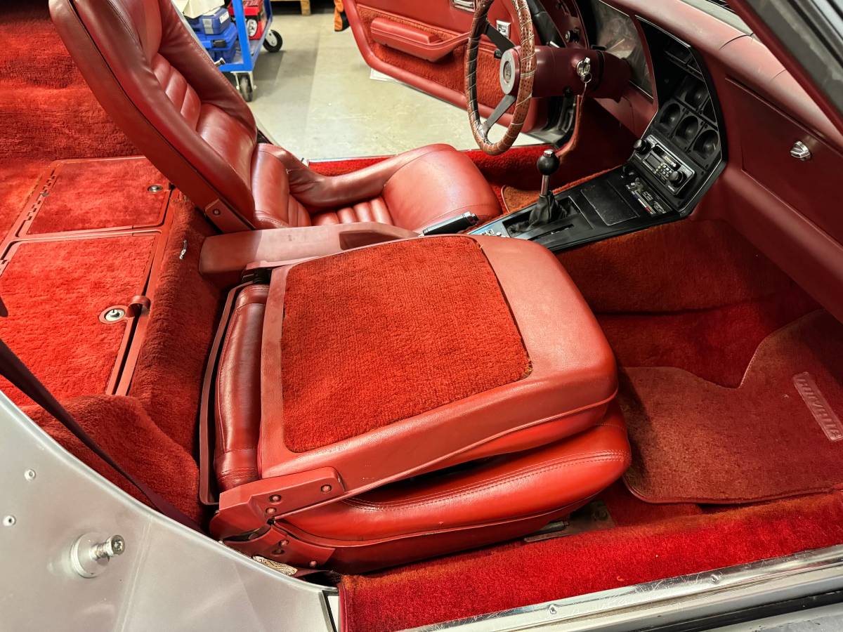 Chevrolet-corvette-1982-silver-9