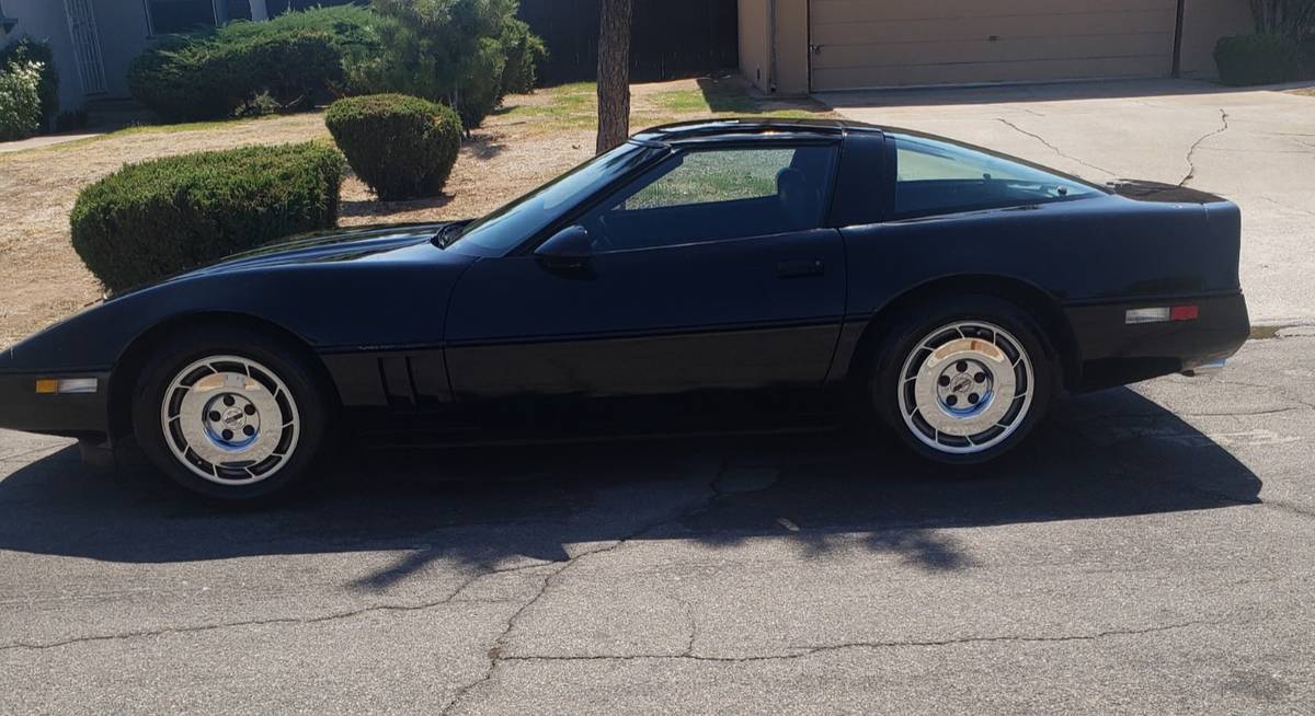 Chevrolet-corvette-1985-black-1