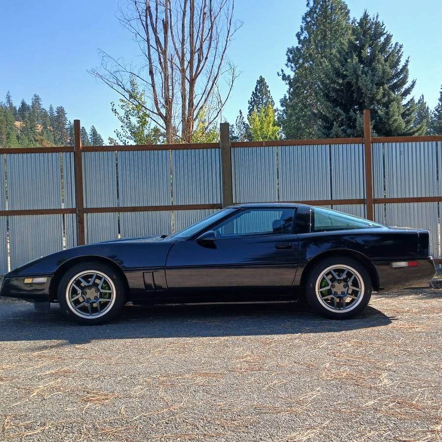 Chevrolet-corvette-1985-black-3