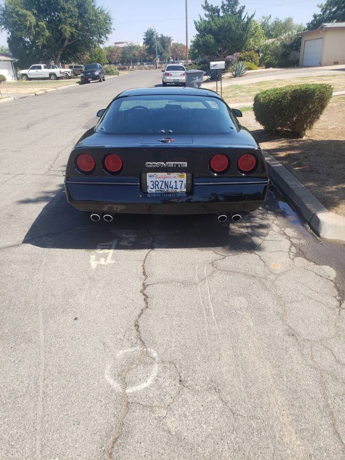 Chevrolet-corvette-1985-black-3
