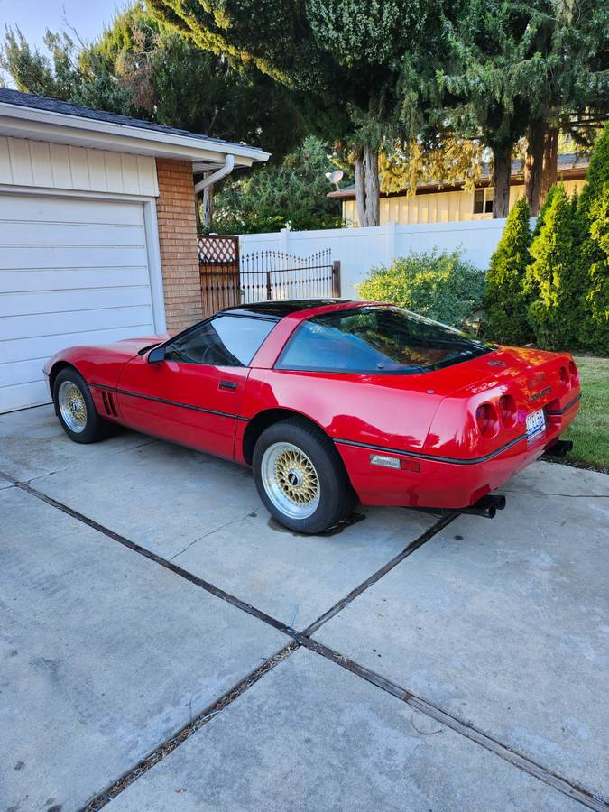 Chevrolet-corvette-1985-red