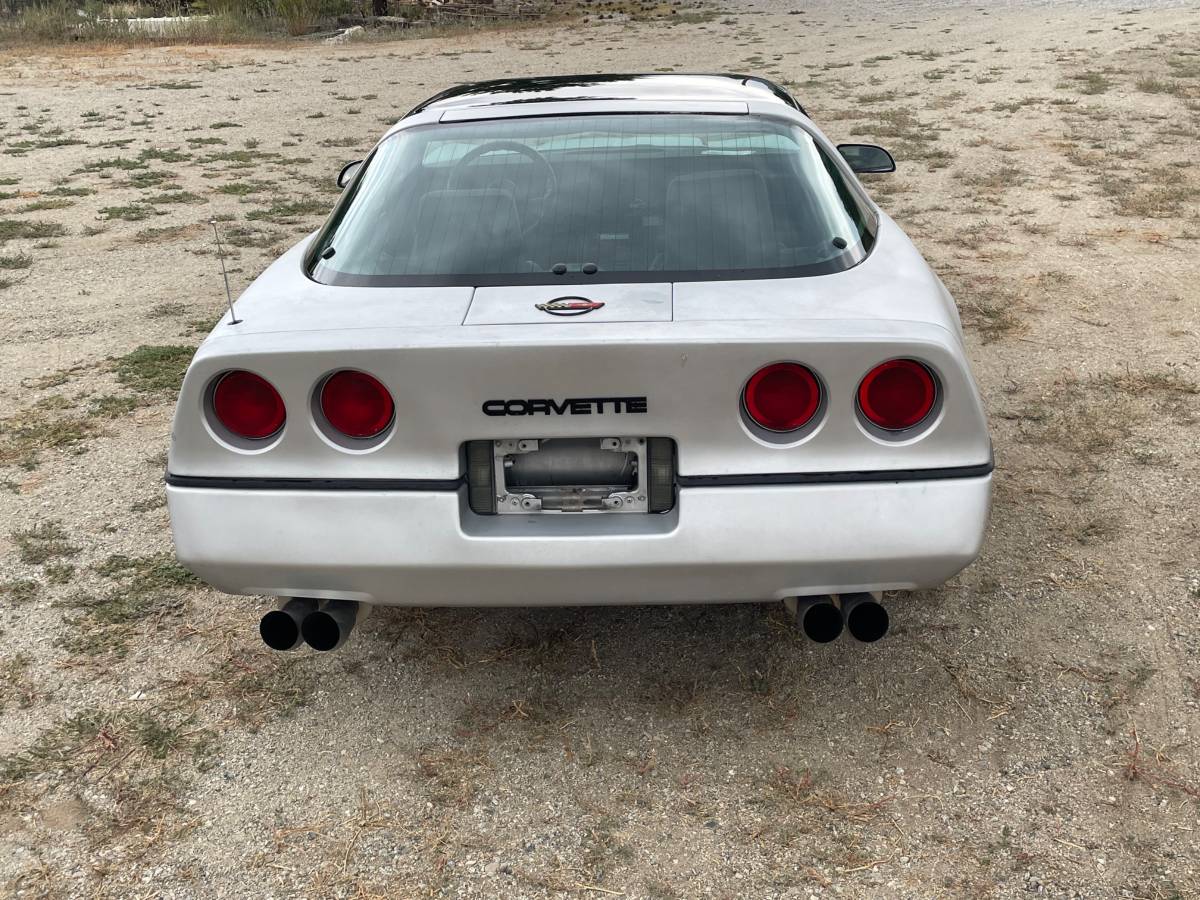 Chevrolet-corvette-1985-silver-2