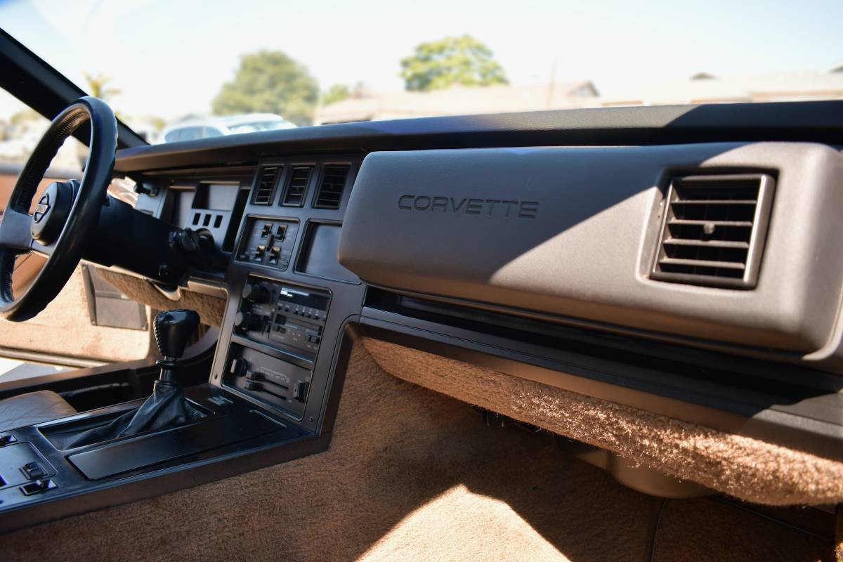 Chevrolet-corvette-1986-brown-11