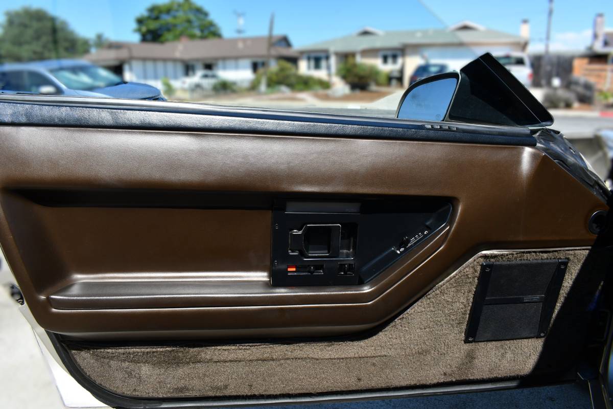 Chevrolet-corvette-1986-brown-12
