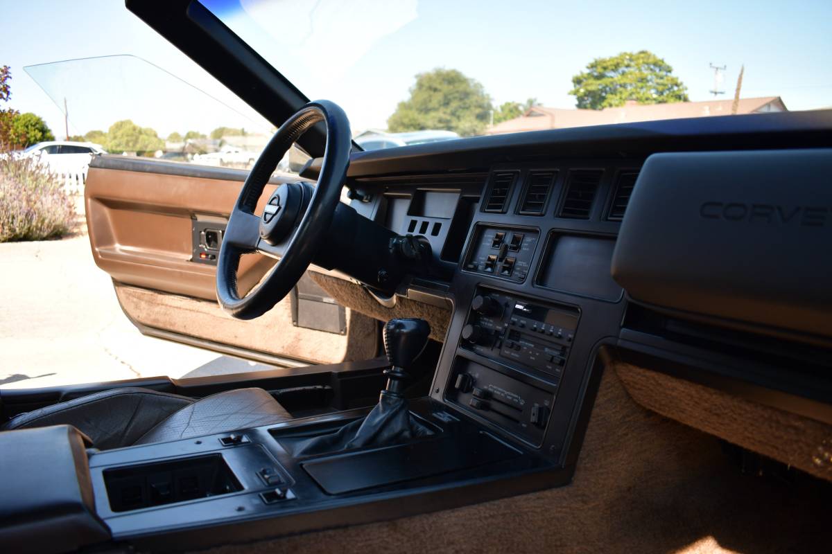 Chevrolet-corvette-1986-brown-13