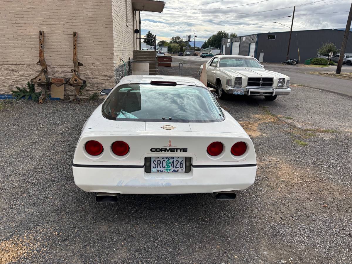 Chevrolet-corvette-1986-white-1