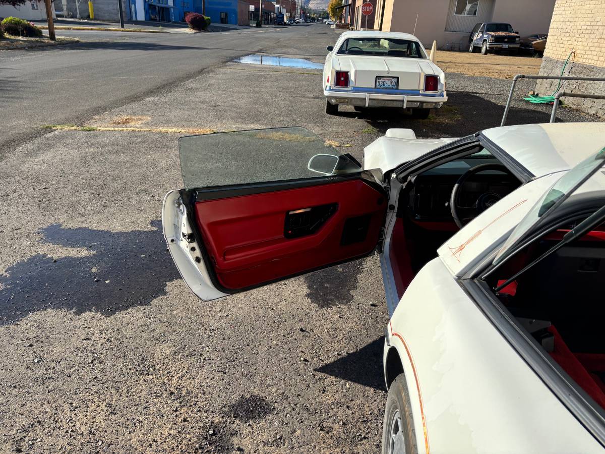 Chevrolet-corvette-1986-white-5
