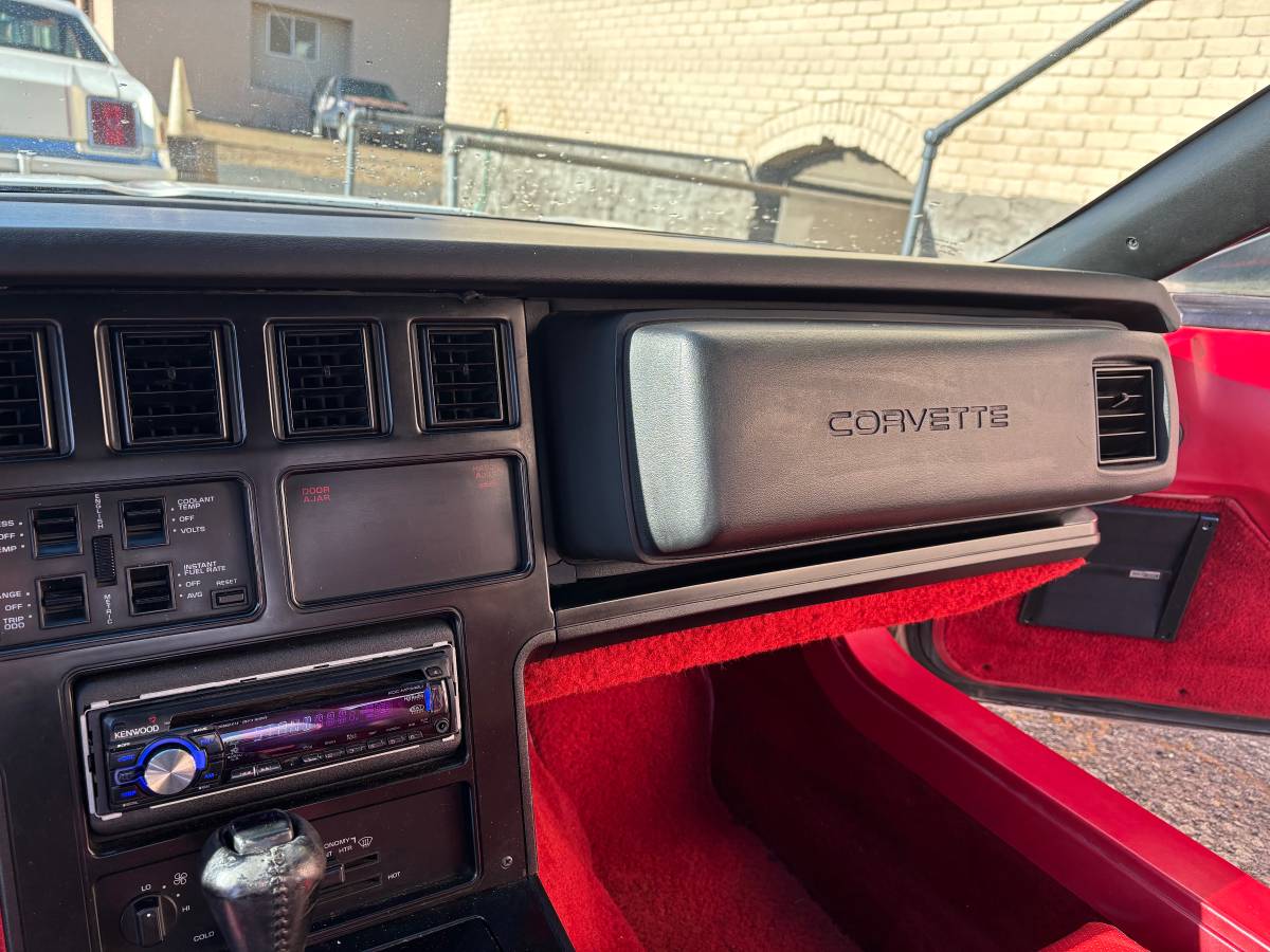 Chevrolet-corvette-1986-white-9