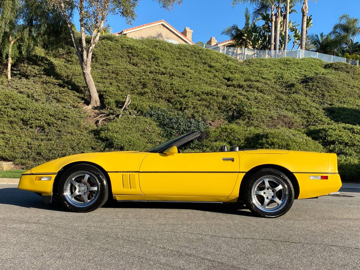 Chevrolet-corvette-1986-yellow