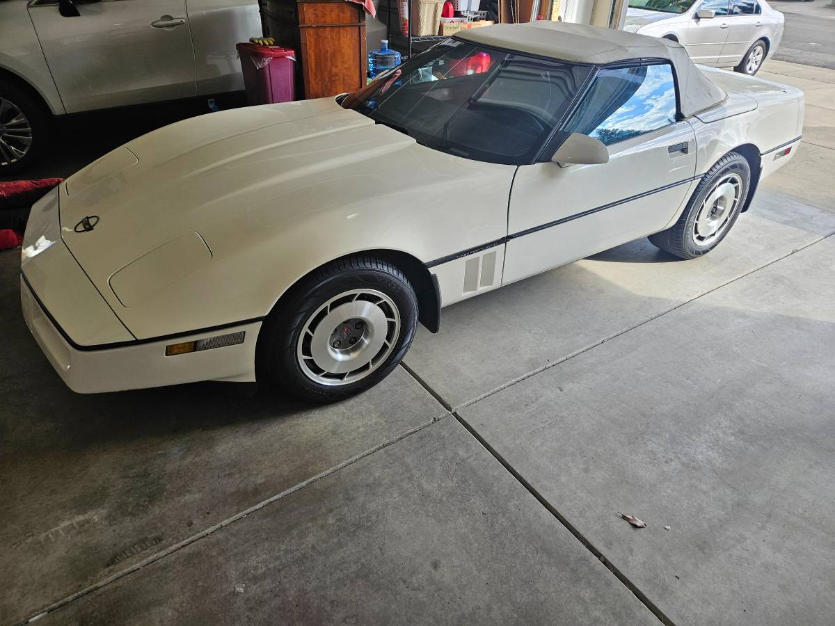 Chevrolet-corvette-1987-white