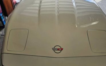 Chevrolet-corvette-1987-white-2