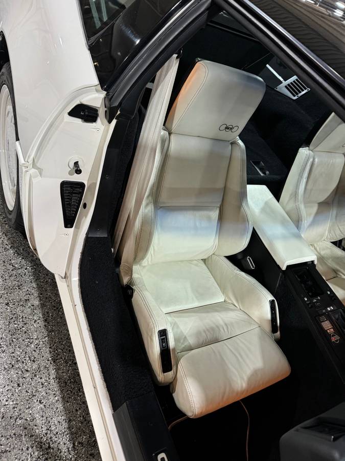 Chevrolet-corvette-1988-white-13